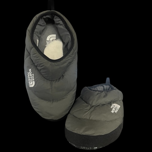 Never worn new North Face Slippers women's size 9-9.5 or Medium or mens 7-7.5 - Picture 1 of 5